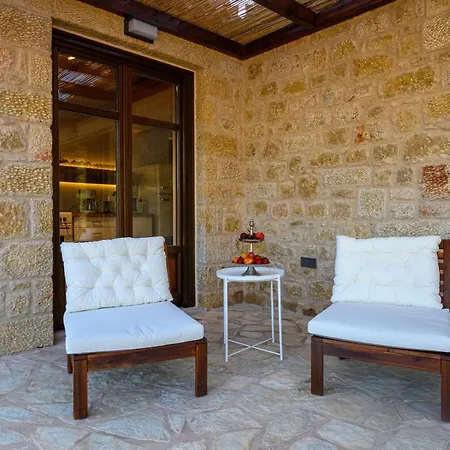 Aloni Ekies Villa
